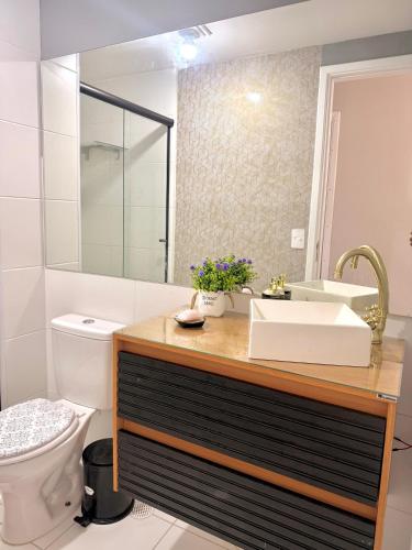 a bathroom with a sink and a toilet at Piscina Lazer Frente ao Mar in Mongaguá