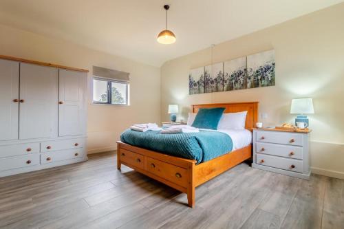 a bedroom with a bed and a dresser at 3 Bed in Heveningham oc-w29031 in Heveningham