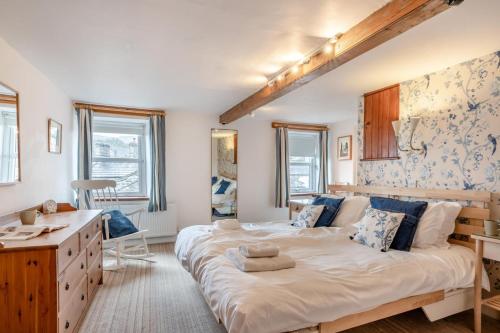 a bedroom with a large bed and a desk at 2 Bed in Hawes oc-ds1041 in Hawes