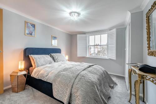 a bedroom with a blue bed and a window at 1 Bed in Lewes oc-n29713 in Lewes