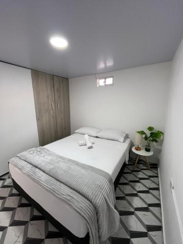 a bedroom with a bed with a blanket on it at Apartamento en Itagüí in Itagüí