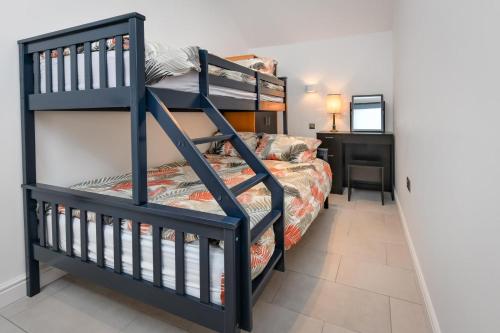 a bunk bed in a room with a bunk bed at 2 Bed in Bwlchtocyn oc-thetac in Abersoch