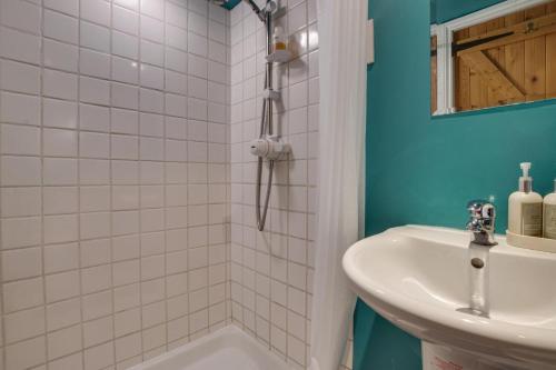 a bathroom with a sink and a shower at 2 Bed in Aldeburgh oc-3al in Aldeburgh