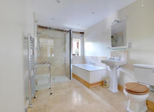 a bathroom with a toilet and a tub and a sink at 3 Bed in Wadhurst oc-tw665 in Wadhurst