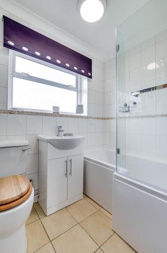 ein Badezimmer mit Toilette, Badewanne und Waschbecken in der Unterkunft 2 Bed in Docking oc-2212 in Docking