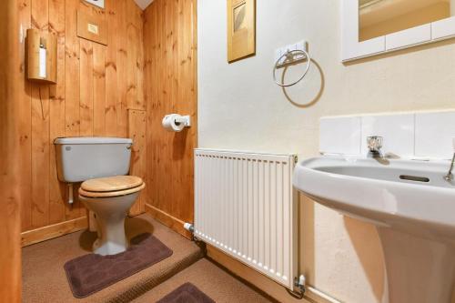 a bathroom with a toilet and a sink at 4 Bed in Bwlchtocyn oc-uchaf in Abersoch