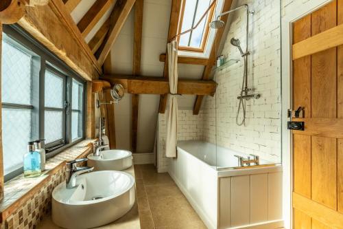 two sinks and a bath tub in a bathroom at 5 Bed in Frampton On Severn oc-d29489 in Frampton on Severn