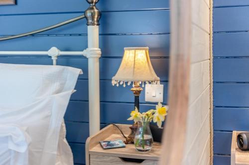 a table with a lamp and flowers on it at 1 Bed in Upton-upon-Severn oc-t30854 in Upton upon Severn