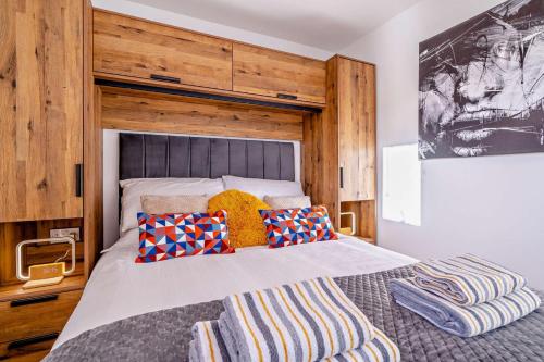 a bedroom with a large bed with a wooden headboard at 1 Bed in St. Andrews oc-c30132 in St. Andrews