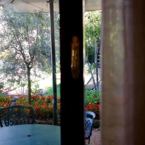 a table and chairs with a table and an umbrella at Relais Ducale in Gubbio