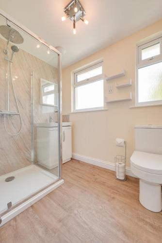 a bathroom with a shower and a toilet at 3 Bed in Higher Crackington oc-avond in Crackington Haven