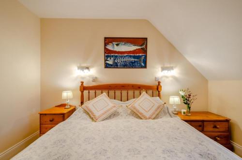 a bedroom with a large bed with two night stands at 1 Bed in Woodstock oc-u30547 in Kidlington