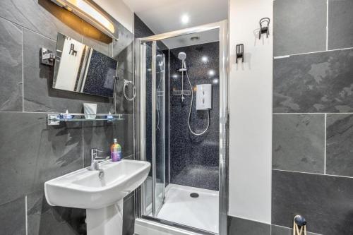a bathroom with a sink and a shower at 1 Bed in Toynton All Saints oc-s29840 in Toynton All Saints