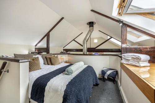 a bedroom with two beds in a room at 1 Bed in Toynton All Saints oc-s29840 in Toynton All Saints