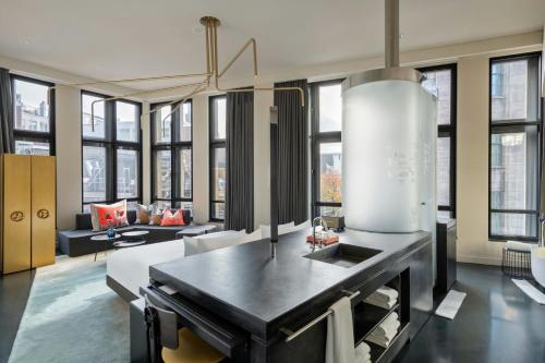 un soggiorno con un divano e un tavolo di W Amsterdam ad Amsterdam