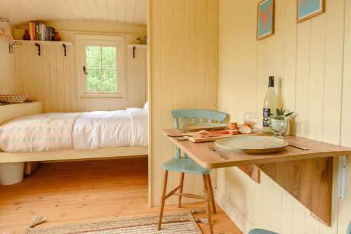 a bedroom with a bed and a desk with a table at 1 Bed in Burnham Overy Town oc-o31908 in Burnham Market