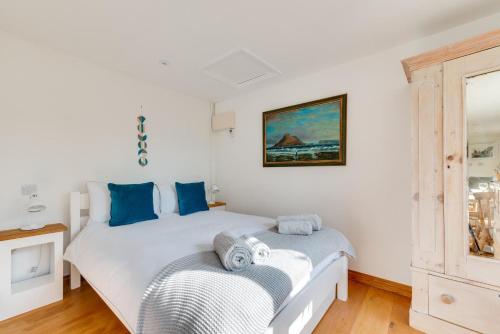 a bedroom with two beds with blue pillows at 1 Bed in Waldringfield oc-thstu in Waldringfield