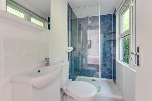 a white bathroom with a toilet and a sink at 1 Bed in Waldringfield oc-thstu in Waldringfield