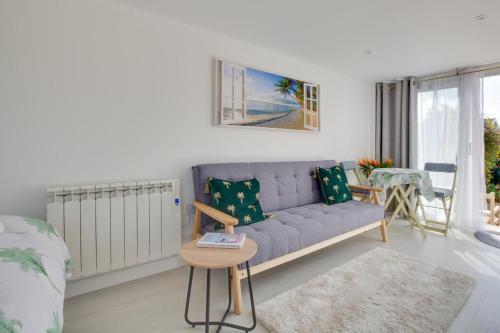 a living room with a couch and a table at 1 Bed in Saltdean oc-bbidre in Saltdean