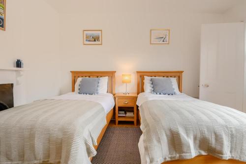 two beds sitting next to each other in a room at 2 Bed in Southwold oc-hdoubl in Southwold