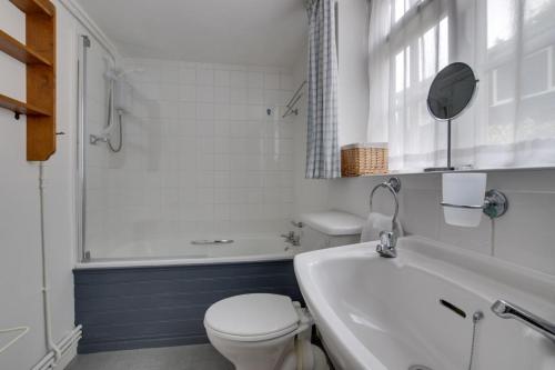 a bathroom with a toilet and a tub and a sink at 2 Bed in Long Melford oc-9ws in Long Melford