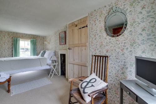 a bedroom with a bed and a tv and a mirror at 2 Bed in Long Melford oc-9ws in Long Melford