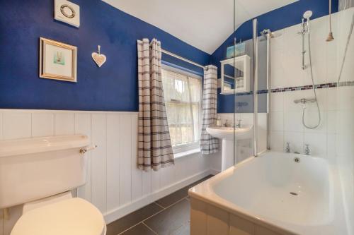 ein Badezimmer mit Toilette, Badewanne und Waschbecken in der Unterkunft 3 Bed in Westleton Saxmundham oc-est in Westleton