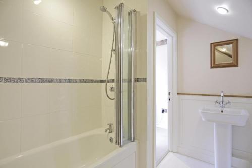 a bathroom with a shower and a sink at 2 Bed in Yoxford oc-hharro in Yoxford
