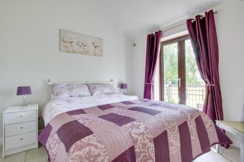 a bedroom with a bed and a window at 1 Bed in Rolvenden oc-tn612 in Rolvenden
