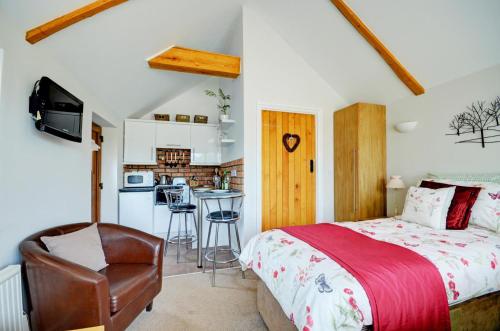 1 Bed in Acle oc-1256 في Cantley: غرفة نوم بها سرير ومطبخ