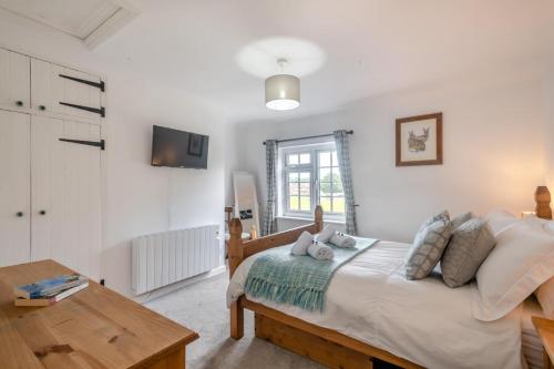 a bedroom with a bed and a table in it at 2 Bed in Aldborough oc-2257 in Thurgarton