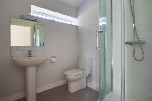 a bathroom with a toilet and a sink and a shower at 2 Bed in Sotherton oc-dailo in Blyford