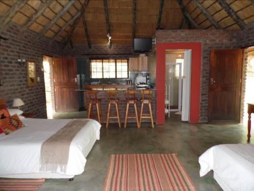 Ένα ή περισσότερα κρεβάτια σε δωμάτιο στο Sunset Creek Game Lodge