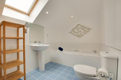 a bathroom with a toilet and a sink at 2 Bed in Porthleven oc-4stelv in Porthleven
