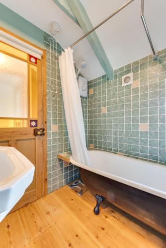 a bathroom with a bath tub and a sink at 2 Bed in St Just oc-crownm in St. Just