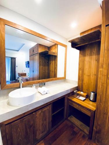 a bathroom with a sink and a mirror at Indarti Living in Sukawati