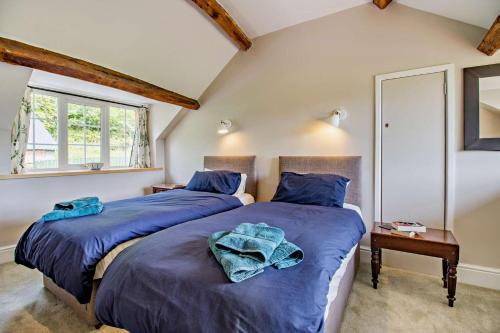 two beds sitting next to each other in a bedroom at 3 Bed in Cemmaes Road oc-h29101 in Cemmaes