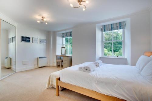 a white bedroom with a bed and a desk at 2 Bed in St. Levan oc-p00851 in Saint Levan