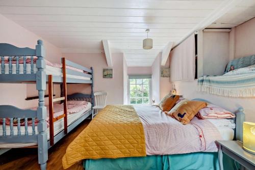 ein Schlafzimmer mit zwei Etagenbetten und einer Leiter in der Unterkunft 5 Bed in Dre-Fach Felindre oc-c29875 in Felindre