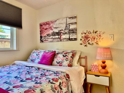 a bedroom with a bed and a painting on the wall at Cozy 1 Bedroom Apartment 10 minutes to SeaTac Airport in Seattle