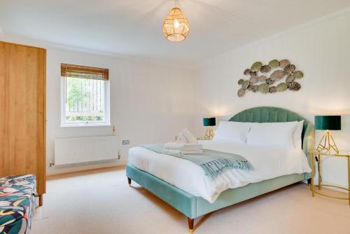 a bedroom with a large bed and a window at 2 Bed in Carlyon Bay oc-crinni in Carlyon Bay