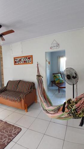 a living room with a hammock and a couch at Casa Rústica no centro de Araruama in Araruama