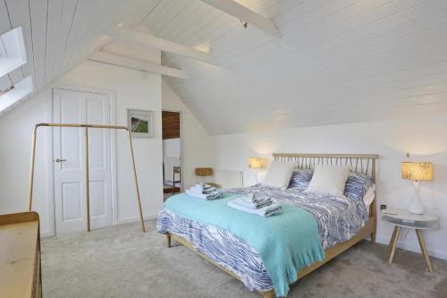 a bedroom with a bed with a blue comforter at 5 Bed in Walberswick oc-hferin in Walberswick