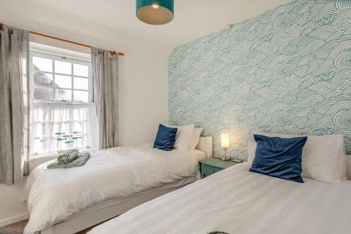 two beds sitting next to each other in a bedroom at 2 Bed in Snettisham oc-d31668 in Snettisham