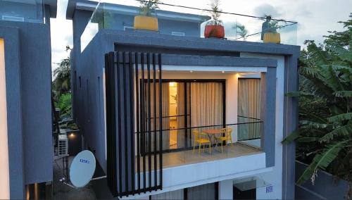 niebieski budynek z balkonem, na którym znajduje się stół w obiekcie Cresent Homes w Akrze