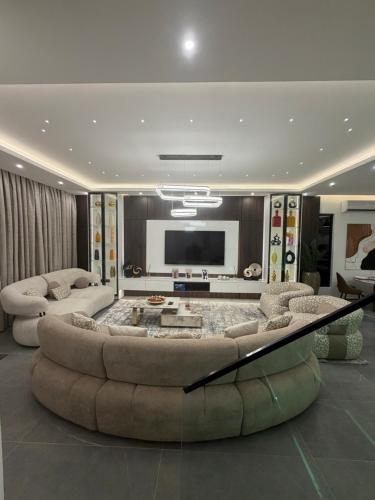 Μια τηλεόραση ή/και κέντρο ψυχαγωγίας στο Cresent Homes