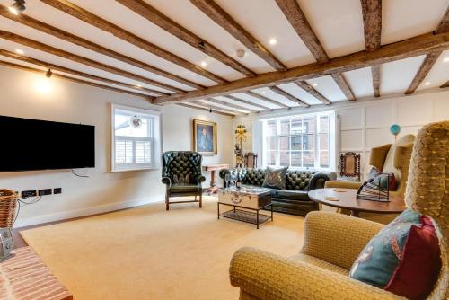 a living room with a couch and a tv at 3 Bed in Arundel oc-bt007 in Arundel