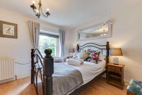 a bedroom with a bed and a window at 3 Bed in Hope Valley oc-dcherb in Eyam