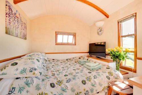 a bedroom with a bed and a tv at 1 Bed in Cove oc-cloudm in Bampton