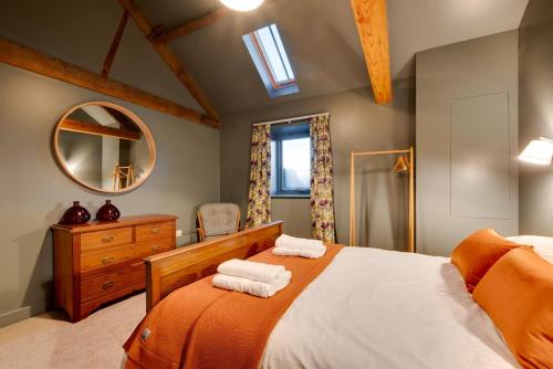 a bedroom with a bed with two towels on it at 7 Bed in Holme-on-Spalding-Moor oc-vy216 in Holme upon Spalding Moor